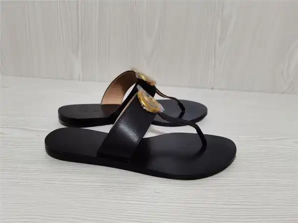 GUCCI Leather thong sandal with Double G