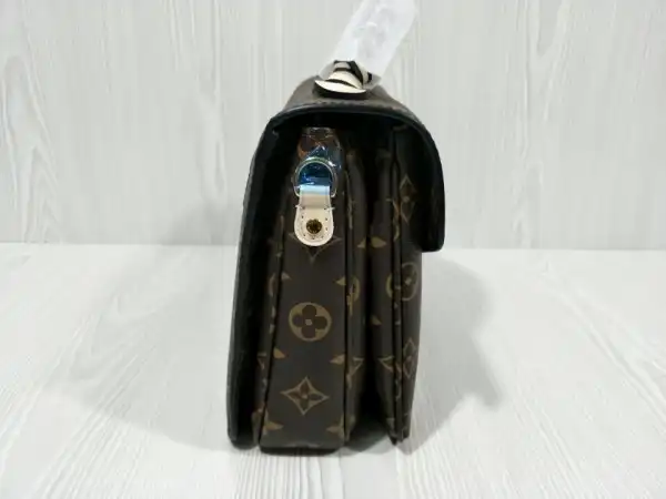 First bag ru LOUIS VUITTON POCHETTE METIS