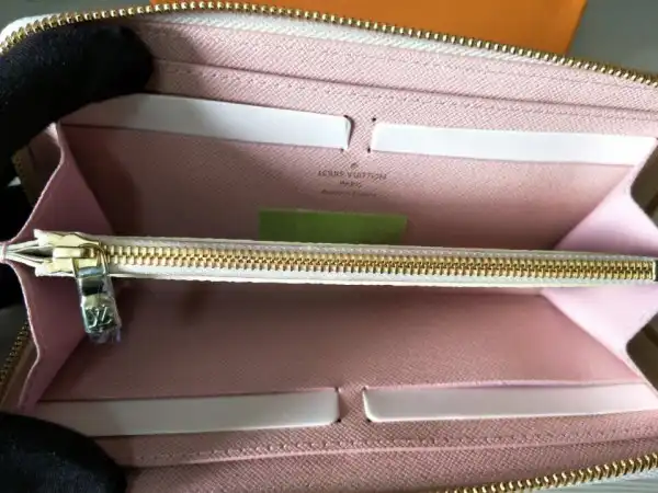 First bag ru Louis Vuitton CHANELEMENCE WALLET