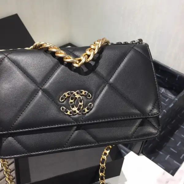 CHANEL CHAIN WALLET