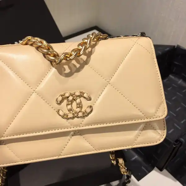 CHANEL CHAIN WALLET