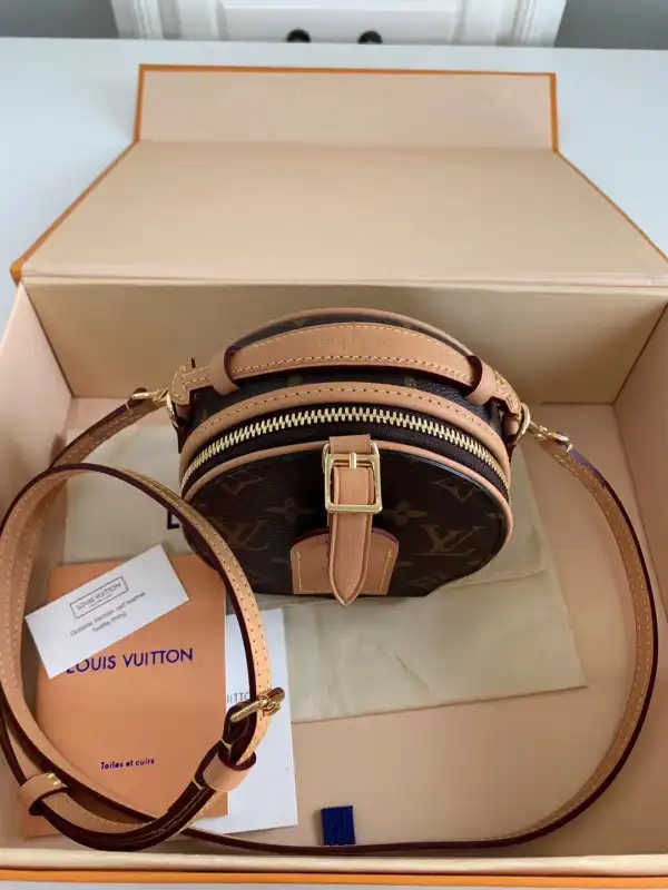 First bag ru LOUIS VUITTON MINI BOITE CHAPEAU