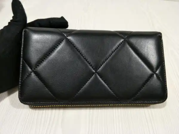 First bag ru CHANEL 19 ZIPPED WALLET