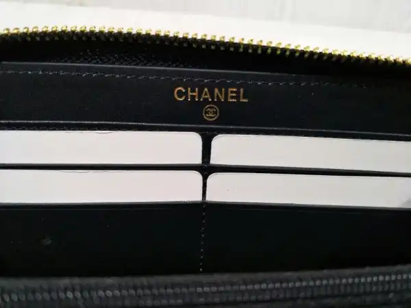 CHANEL 19 ZIPPED WALLET