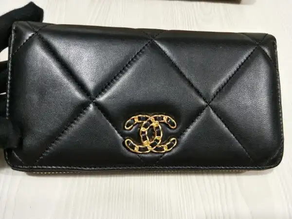 CHANEL 19 ZIPPED WALLET