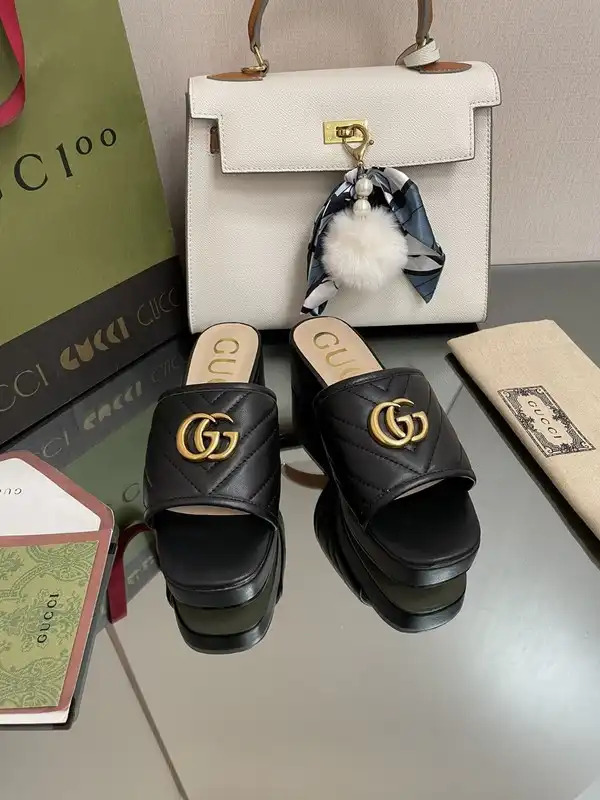 First bag ru GUCCI WOMEN'S DOUBLE G THONG SANDAL