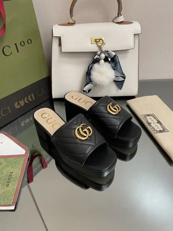 First bag ru GUCCI WOMEN'S DOUBLE G THONG SANDAL