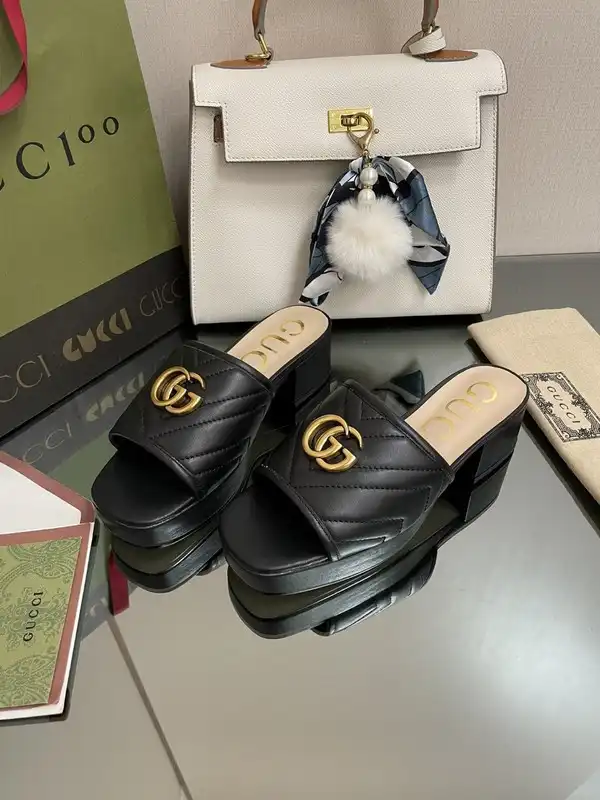 First bag ru GUCCI WOMEN'S DOUBLE G THONG SANDAL