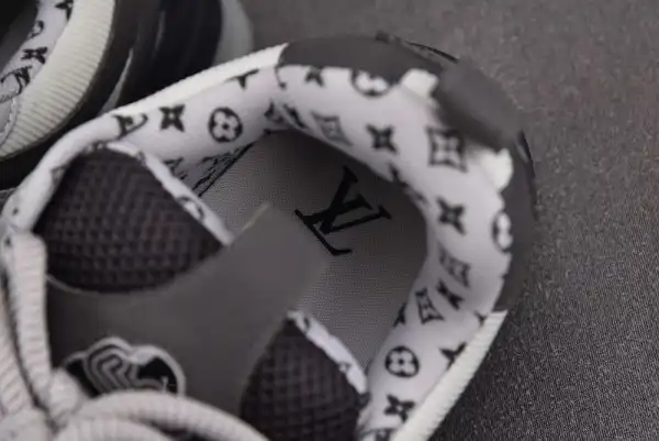 LOUIS VUITTON SNEAKERS