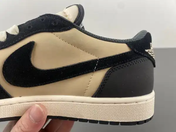 TRAVIS SCOTT X AIR JORDAN 1 LOW OG PALE VANILLA DM7866-201