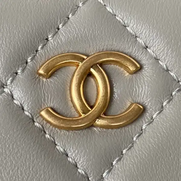 First bag ru CHANEL VANITY WITH CHAIN