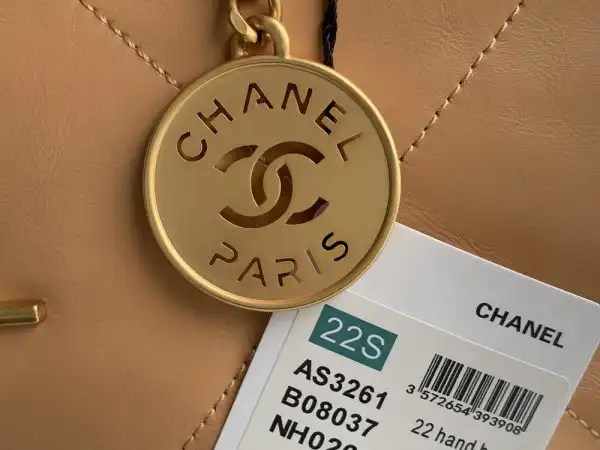 First Bag Ru CHANEL 22 HANDBAG