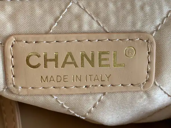 First Bag Ru CHANEL 22 HANDBAG