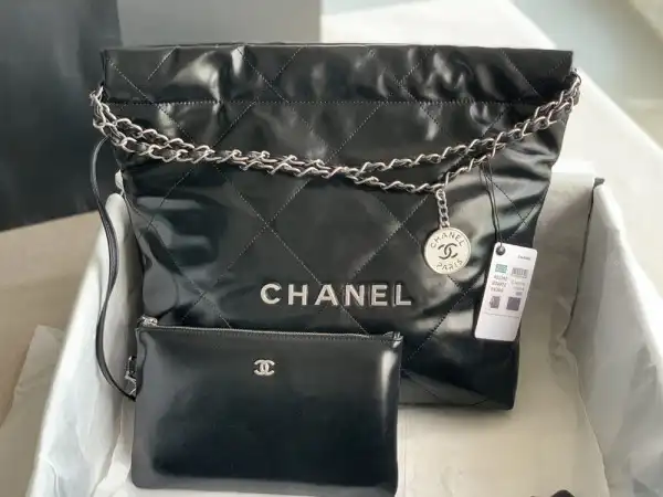 First bag ru CHANEL 22 SMALL HANDBAG