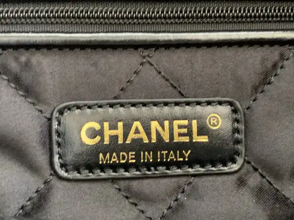 CHANEL 22 SMALL HANDBAG