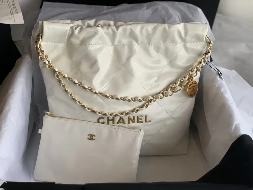 CHANEL 22 SMALL HANDBAG