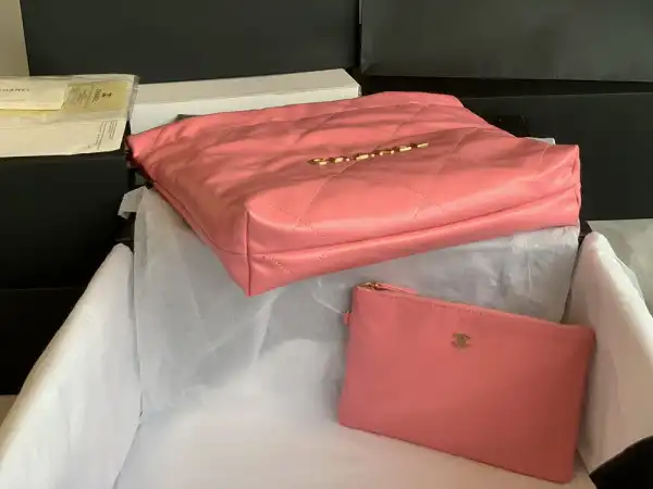 First Bag Ru CHANEL 22 SMALL HANDBAG