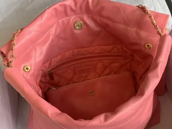 First Bag Ru CHANEL 22 SMALL HANDBAG