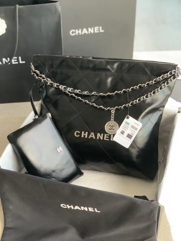 First Bag Ru CHANEL 22 HANDBAG