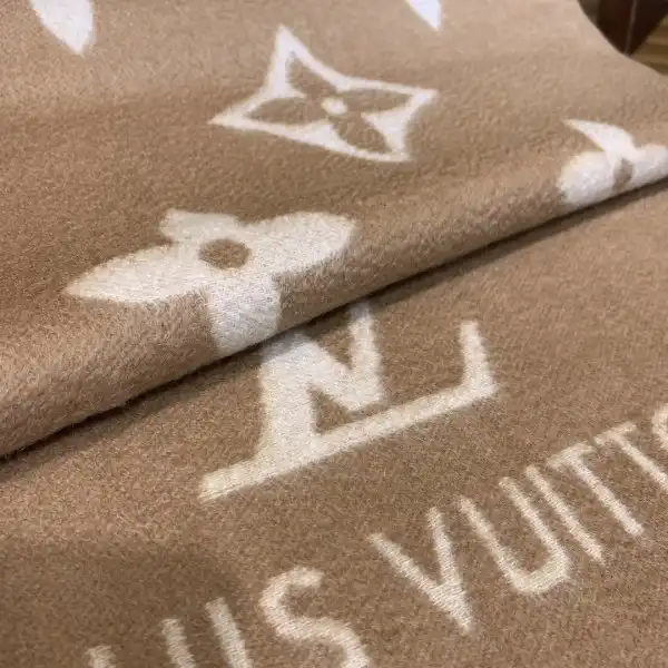 Bagsoffer LOUIS VUITTON REYKJAVIK SCARF