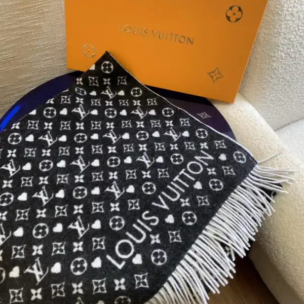 LOUIS VUITTON GAME ON SCARF