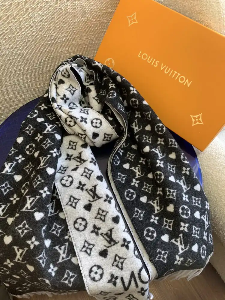 LOUIS VUITTON GAME ON SCARF