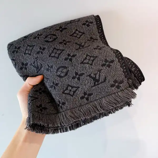 Bagsoffer LOUIS VUITTON MONOGRAM CLASSIC SCARF