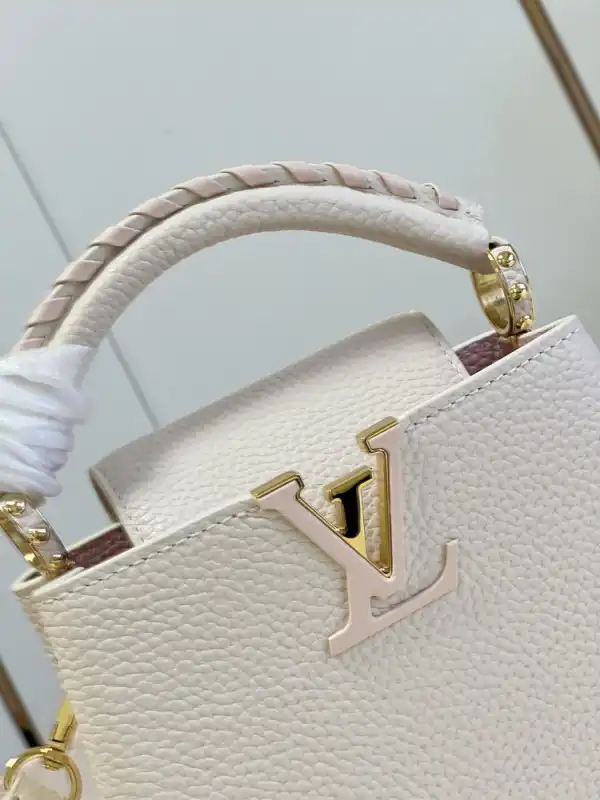 First bag ru LOUIS VUITTON CAPUCINES MINI