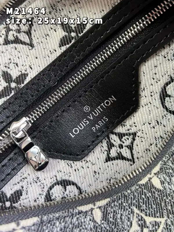 First bag ru LOUIS VUITTON SPEEDY BANDOULIÈRE 25