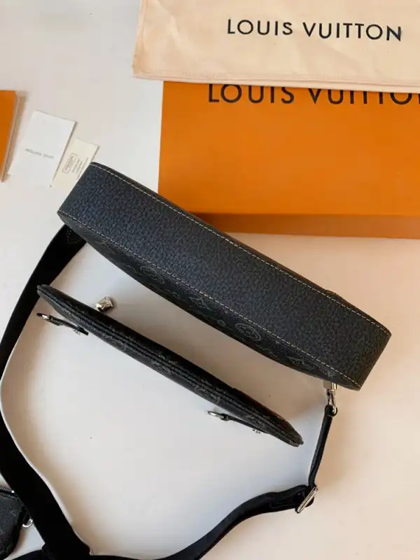 First bag ru LOUIS VUITTON TRIO MESSENGER