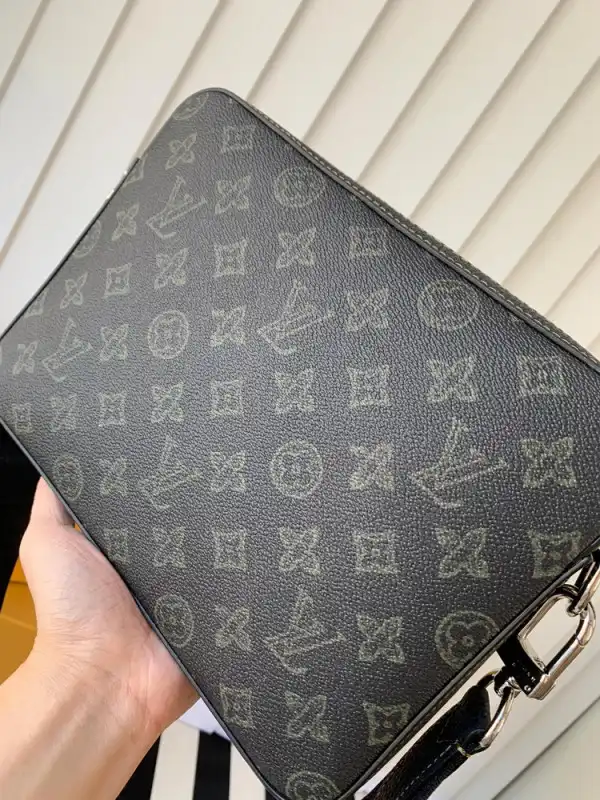 LOUIS VUITTON TRIO MESSENGER