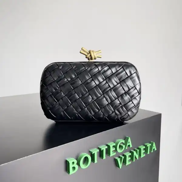 Frstbag ru BOTTEGA VENETA Knot Minaudiere