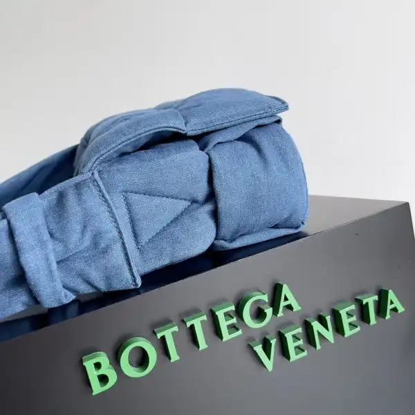 Bagsoffer BOTTEGA VENETA Padded Tech Cassette