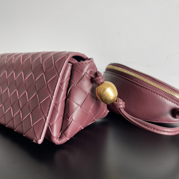 HOT SALE BOTTEGA VENETA Pouch On Strap