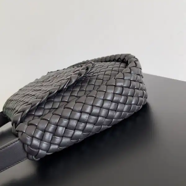 Frstbag ru BOTTEGA VENETA  Small Cobble Shoulder Bag