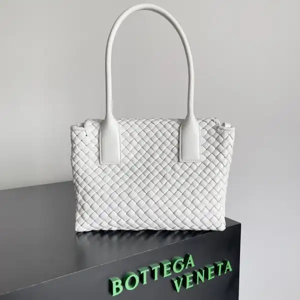 Bagsoffer yupoo BOTTEGA VENETA Patti Top Handle Bag