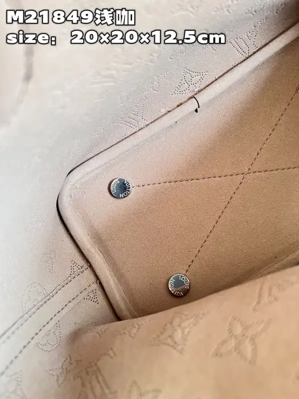 First bag ru LOUIS VUITTON BLOSSOM PM