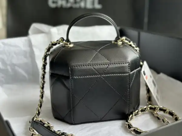 First bag ru CHANEL VANITY CASE