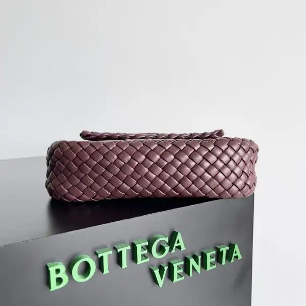 Yupoo bagsoffer BOTTEGA VENETA  Small Cobble Shoulder Bag