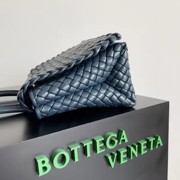 Yupoo bagsoffer BOTTEGA VENETA Patti Top Handle Bag