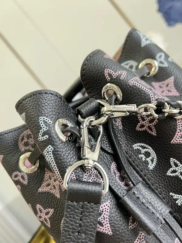 First bag ru LOUIS VUITTON BELLA TOTE