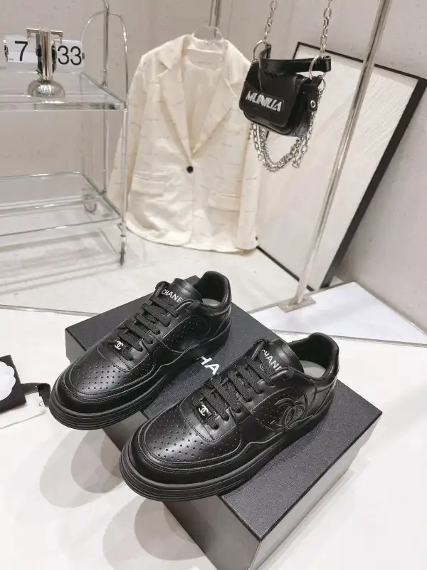 CHANEL SNEAKER