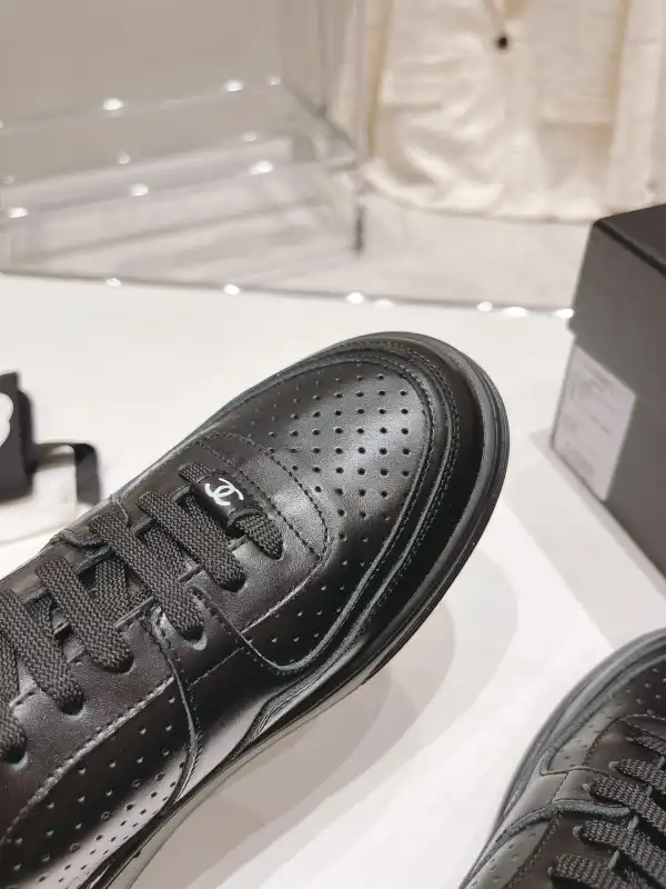 CHANEL SNEAKER