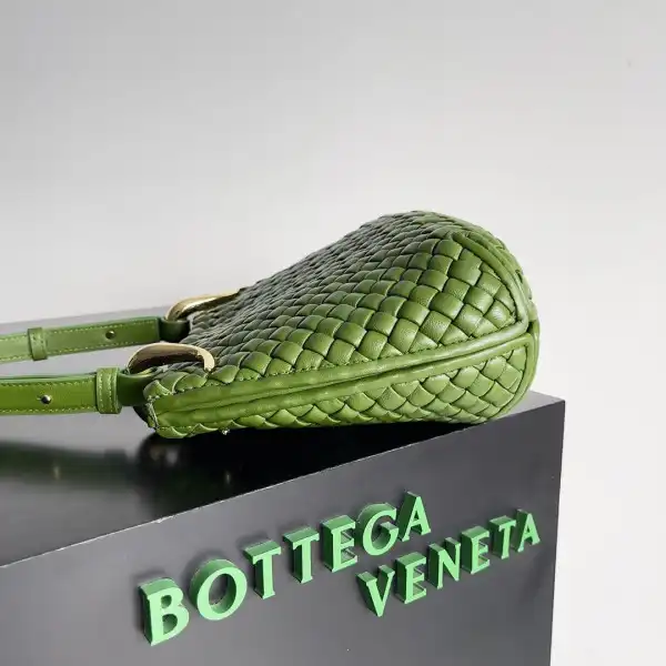 Yupoo bagsoffer BOTTEGA VENETA Small Clicker Shoulder Bag