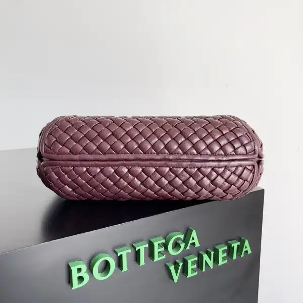 Bagsoffer yupoo BOTTEGA VENETA Small Clicker Shoulder Bag