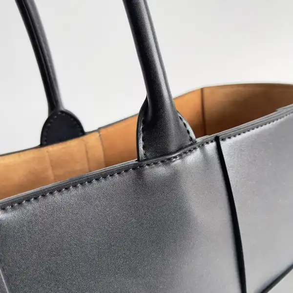 BOTTEGA VENETA ARCO LARGE TOTE