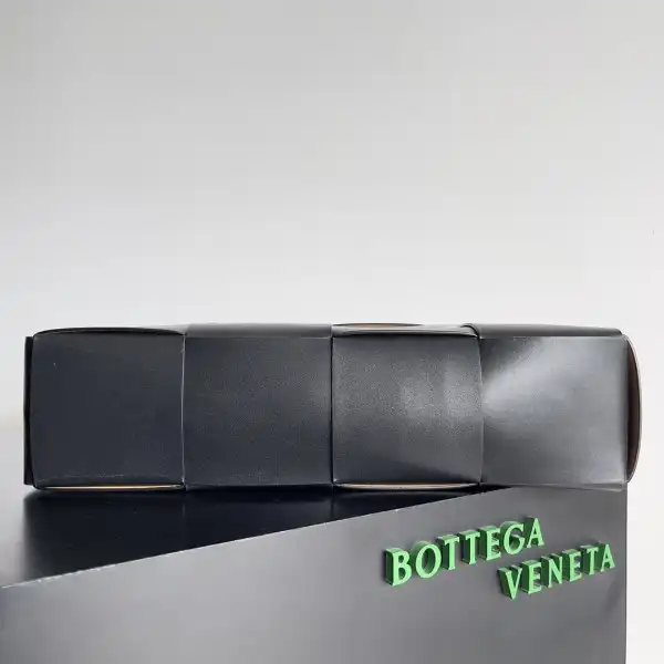 BOTTEGA VENETA ARCO LARGE TOTE