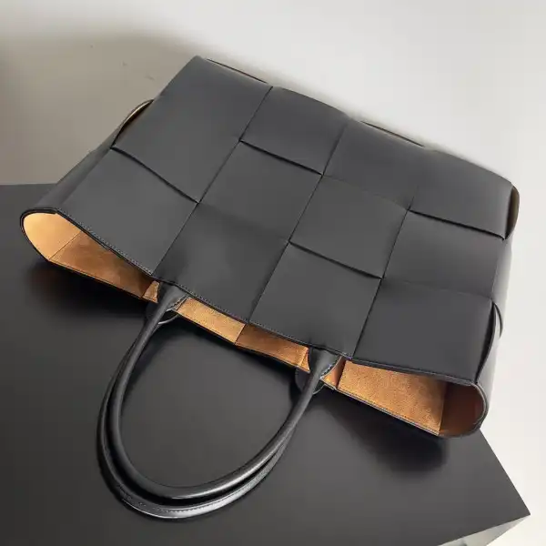 BOTTEGA VENETA ARCO LARGE TOTE