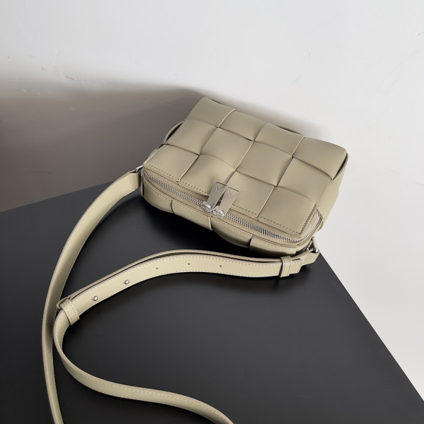 HOT SALE BOTTEGA VENETA BRICK CASSETTE