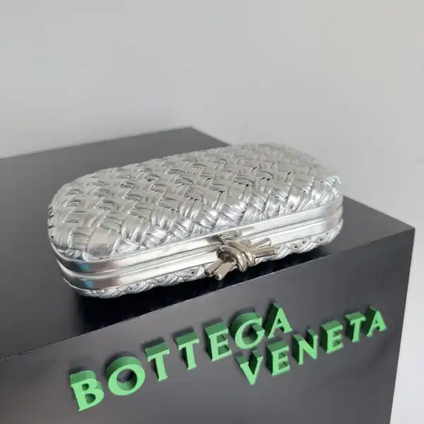 Yupoo bagsoffer BOTTEGA VENETA Knot Minaudiere